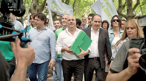 Edgardo Novick, Daniel Peña y Daniel Bianchi entregando las firmas ante la Corte Electoral para la inscripción del Partido de la Gente, en 2016