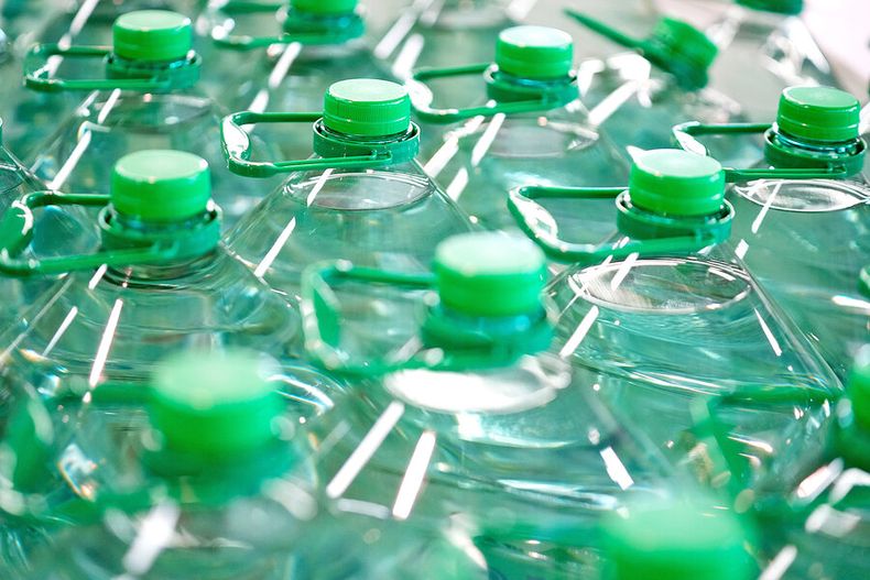 Botellas de agua mineral.