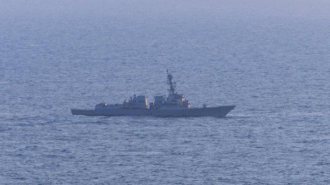 Fotografía cedida por el Comando Central de Estados Unidos (Centcom) del destructor de misiles guiados USS Spruance (DDG 111) estadounidense durante el bloqueo a barcos iraníes en el estrecho de Ormuz.&nbsp;