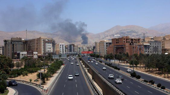 Vehículos circulan por una autopista mientras se eleva humo al fondo desde una refinería de petróleo, al noroeste de Teherán, Irán, el 16 de junio de 2025 Vehículos circulan por una autopista mientras se eleva humo al fondo desde una refinería de petróleo, al noroeste de Teherán, Irán, el 16 de junio de 2025