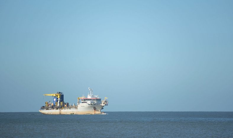 Barco pesquero en la costa de Montevideo