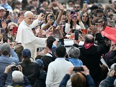 El Papa León XIV saluda durante la audiencia general semanal en la Plaza de San Pedro en el Vaticano, el 11 de marzo. El Papa León XIV saluda durante la audiencia general semanal en la Plaza de San Pedro en el Vaticano, el 11 de marzo.