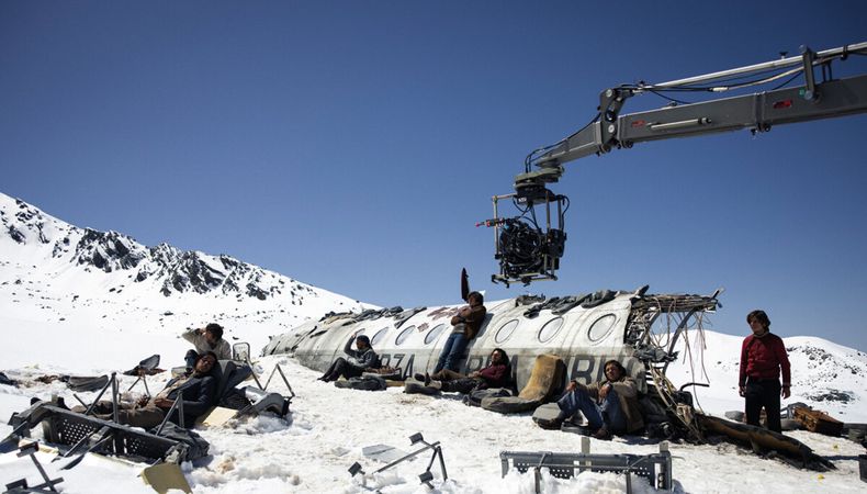 Una réplica de los restos del fuselaja se instaló a casi 3.000 metros de altura en Sierra Nevada. Para empezar la jornada de rodaje, el equipo se desplazaba hasta ahí, en ocasiones antes del amanecer. Fotos: Netflix