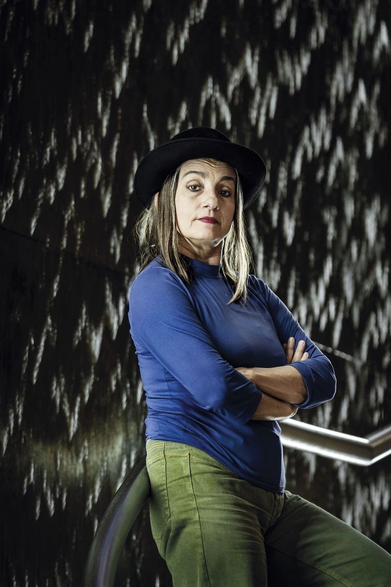 Hilda transmite una calma que no tiene nada de quietud.