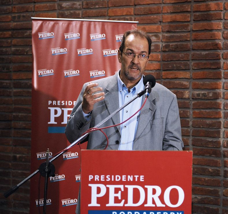 Hugo de León acuñó el término “colorado vota colorado” en la campaña de 2009, en la que se presentó como compañero de fórmula de Pedro Bordaberry; obtuvieron 17% de los votos. Foto: AFP