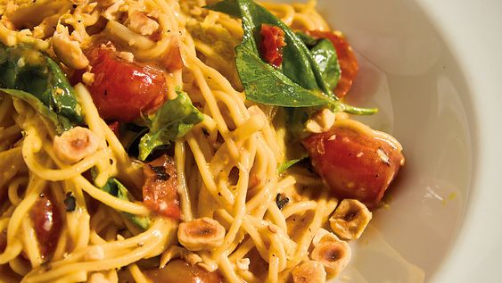 Spaghetti con tomates quemados, albahaca y limín de Lucía Soria.&nbsp;