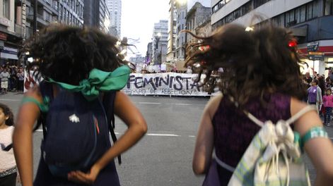 Búsqueda | Algunas agrupaciones planear ir a 18 de julio pese a las limitaciones, mientras otras incentivan que se cuelguen carteles o pinten grafitis. Foto: Nicolás Der A