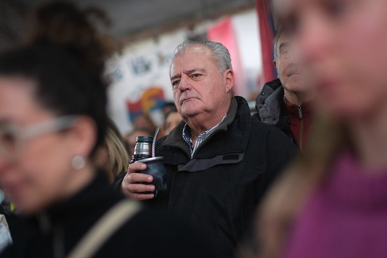 Javier Máximo Goñi en un acto de Yamandú Orsi y Carolina Cosse en el Club Pinamar, en 2024.