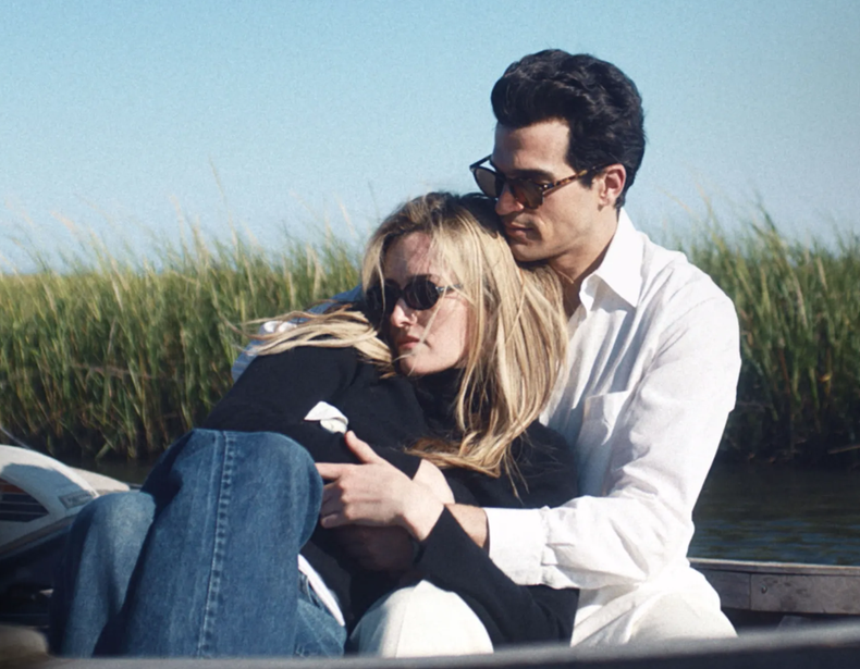 Sarah Pidgeon y Paul Anthony Kelly interpretan a John F. Kennedy Jr. y Carolyn Bessette en Love Story, disponible en Disney+.