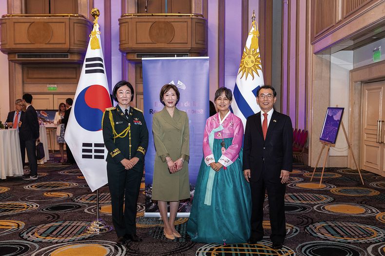 Teniente coronel Myung -Joo Shin, consejera y cónsul de la Embajada de Corea Sulhee Kim, Kyungah Park y embajador de Corea Eun-chul Lee