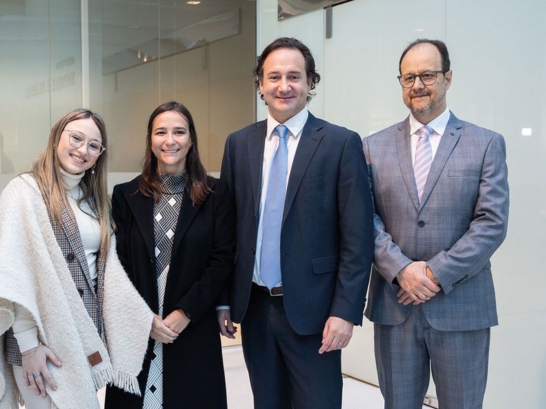 Coordinadora general de +Uruguay Belén Irigoin, CEO de Democracia+ Laura Oller, director ejecutivo de Ceres y +Uruguay Ignacio Munyo y coordinador académico de +Uruguay Gabriel Pastor