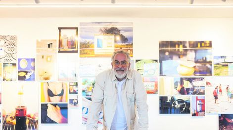 Búsqueda | Cao Guimarães con su obra Mosaico. Foto: Pablo Kreimbuhl