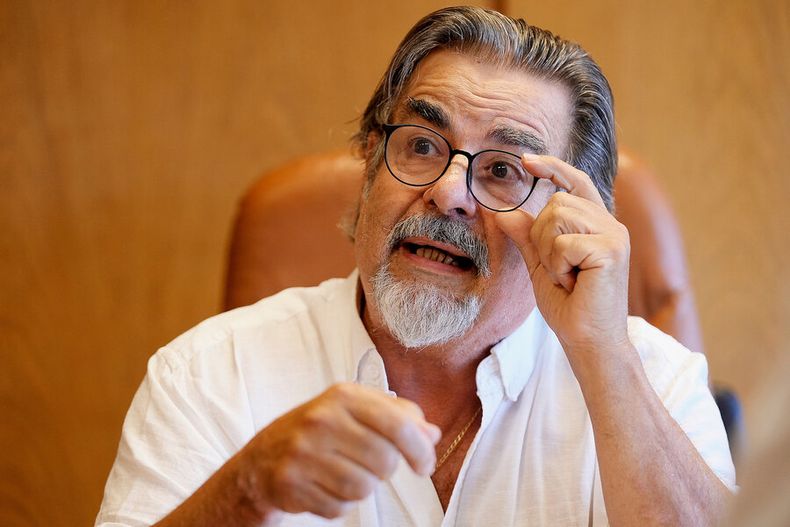 Gustavo Zubía durante la entrevista con Búsqueda. Foto: Javier Calvelo / adhocFOTOS
