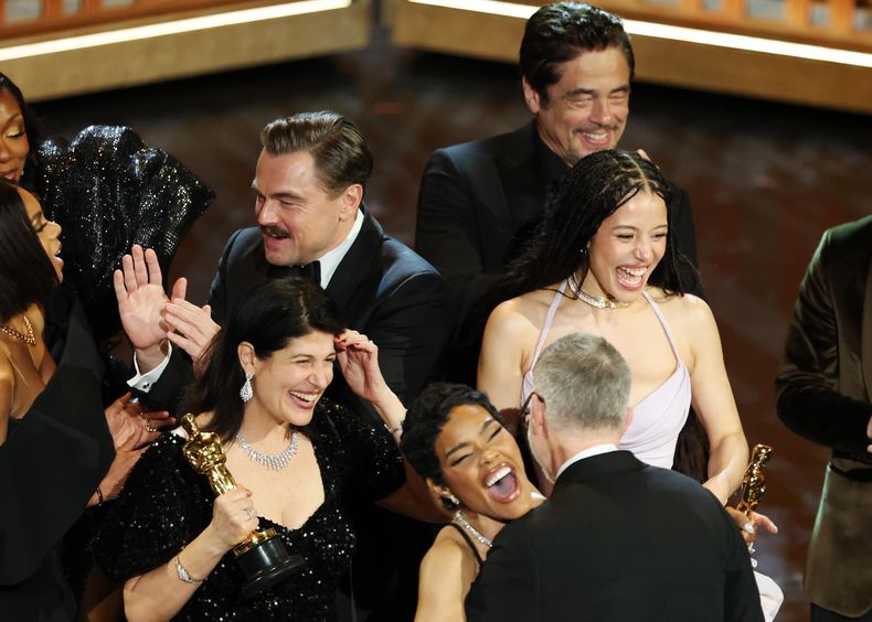 Leonardo DiCaprio, Chase Infiniti (centro derecha), Paul Thomas Anderson (derecha) y la productora Sara Murphy (izquierda) y Teyana Taylor (centro derecha) se abrazan tras ganar el Oscar a la Mejor Película por Una batalla tras otra durante la 98.ª ceremonia anual de los Premios Óscar en el Dolby Theatre de Los Ángeles, California, el 15 de marzo de 2026. &nbsp;