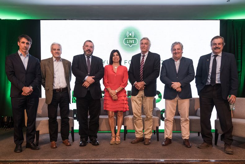 El vicepresidente de la Sociedad de Productores Forestales (SPF), Francisco Bonino; el asesor del Partido Independiente, Carlos Sanmarco; el senador del Frente Amplio, Mario Bergara; la presidente de la SPF, Lucía Basso; el asesor de Cabildo Abierto, Gonzalo Brum; el asesor del Partido Nacional, Conrado Ferber; y el asesor del Partido Colorado, Carlos María Uriarte