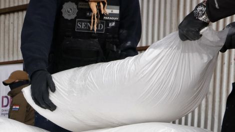 Oficiales de la Senad durante un megaallanamiento de cocaína realizado en conjunto con la DEA