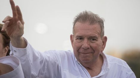 Edmundo González saluda en un acto de campaña, el 10 de julio de 2024, en Puerto La Cruz (Venezuela)