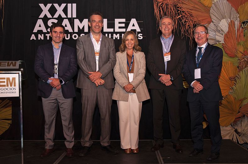 Miembros del Comité de Dirección del IEEM Joaquín Ramos, Pablo Sartor, Margara Ferber, Gerardo Beramendi y secretario académico y rector interino de la Universidad de Montevideo Enrique Etchevarren