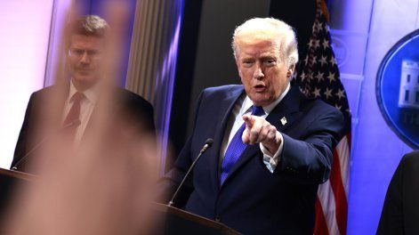 Donald Trump, junto al procurador general John Sauer, habla sobre la anulación de la mayoría de sus aranceles por parte de la Corte Suprema durante una conferencia de prensa en la sala de prensa de la Casa Blanca, el 20 de febrero de 2026.