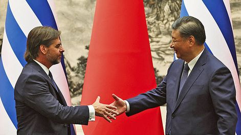 Luis Lacalle Pou y Xi Jinping durante la visita de Estado en Beijing. Foto: Florence Lo, AFP