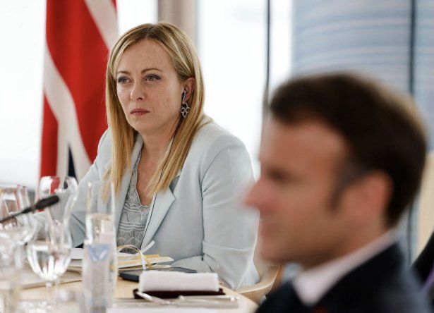 La primera ministra italiana, Giorgia Meloni, y el presidente francés, Emmanuel Macron, en la cumbre del G7.