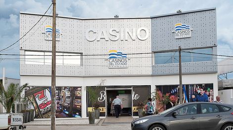 La sala de casinos estatales en el balneario rochense La Paloma. Foto: Ricardo Antúnez, adhocFOTOS