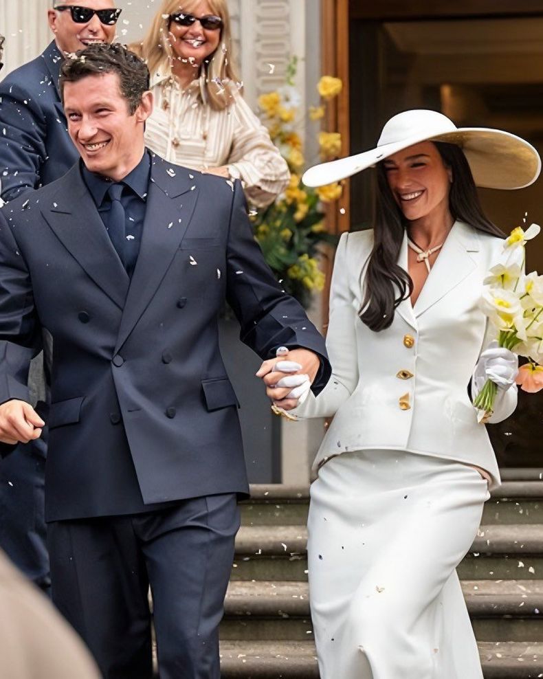 Sobre el vestido de novia para la fiesta, algunos medios especializados adelantaron que la encargada de crear 26 opciones para que la artista eligiera fue Donatella Versace.