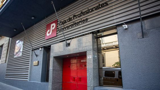 Fachada de la Caja de Profesionales Universitarios. Fachada de la Caja de Profesionales Universitarios.