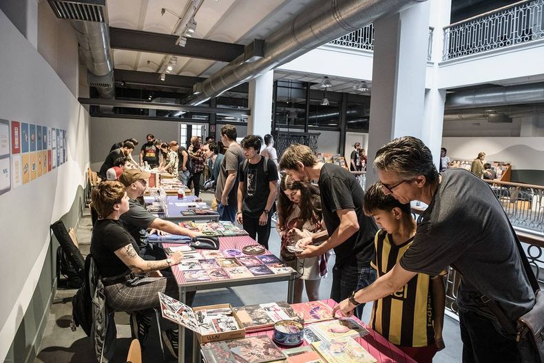 La jornada, coordinada por Montevideo Cómics, se propone como un espacio abierto, dinámico y colectivo para celebrar al cómic como lenguaje vivo, en constante expansión.