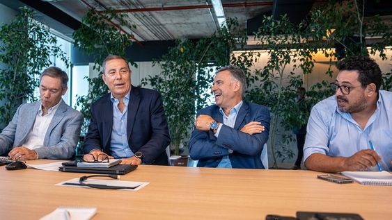 Martín Vallcorba, Gabriel Oddone, Yamandú Orsi y Alejandro Sánchez durante una conferencia en la Torre Alemania Martín Vallcorba, Gabriel Oddone, Yamandú Orsi y Alejandro Sánchez durante una conferencia en la Torre Alemania