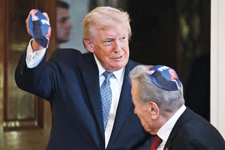 Durante la celebración se repartieron kipás con la figura de Trump con el puño levantado y la palabra fight (“pelea”).