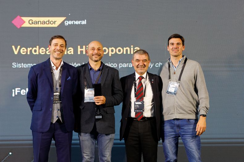Socio principal de PwC Uruguay Richard Moreira, director general de VerdeaguaHidroponia Sebastián Figuerón, decano de la FCEA Jorge Xavier y MarceloLanfranconi, de Verdeagua Hidroponia empresa premiada en la categoría general&nbsp;