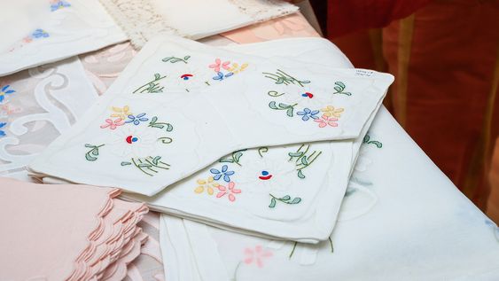 una experta en manteleria antigua europea presento piezas y ofrecio una charla en carrasco