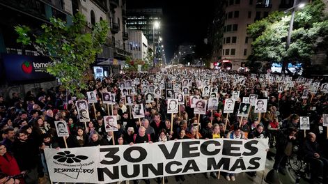 30ª Marcha del Silencio por la avenida 18 de Julio, en Montevideo