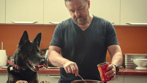 Tony Johnson (Ricky Gervais) y su perra Brandy