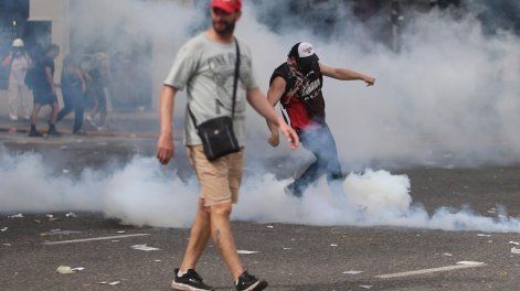 Personas se enfrentan con la Policía de Argentina durante una manifestación contra la reforma laboral este miércoles, en Buenos Aires (Argentina).&nbsp;