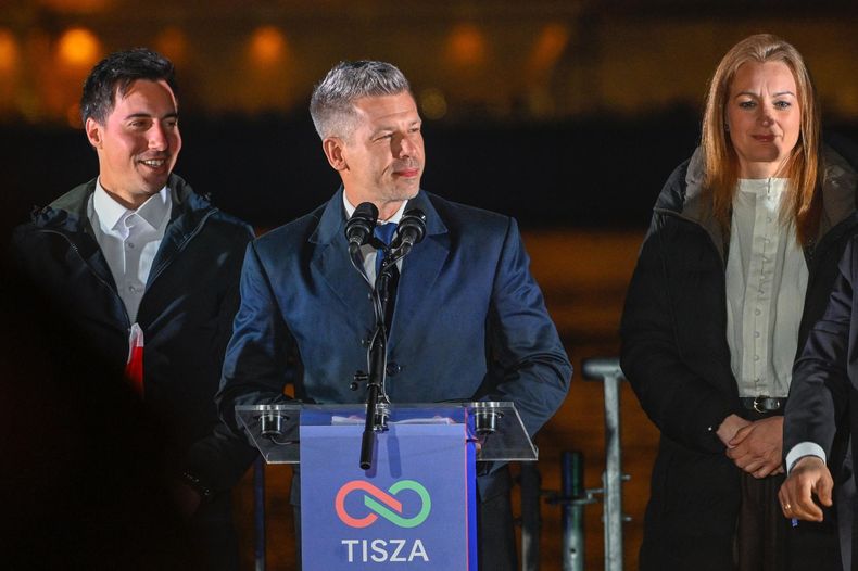 El presidente del partido opositor Tisza, Peter Magyar (C), se dirige a sus seguidores tras la aplastante victoria de su partido en las elecciones generales celebradas en Budapest, Hungría, el 12 de abril de 2026.&nbsp;