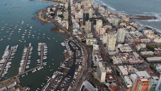 Vista aérea del puerto de Punta del Este, ciudad propuesta por Uruguay a la FIFA para hospedar el sorteo del Mundial 2030. Vista aérea del puerto de Punta del Este, ciudad propuesta por Uruguay a la FIFA para hospedar el sorteo del Mundial 2030.