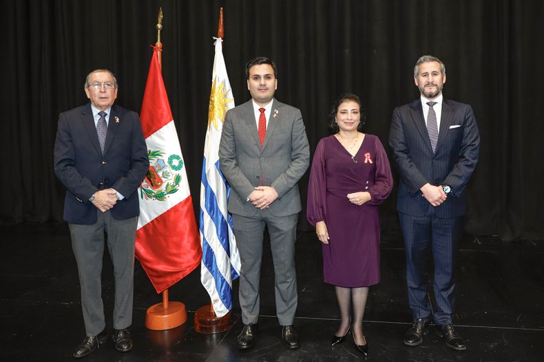De la Embajada de Perú: encargado de Asuntos Económicos Ricardo Romero, jefe de la Sección Consular Jean Carlo Manrique, embajadora Elizabeth González y consejero Gerardo Talavera.