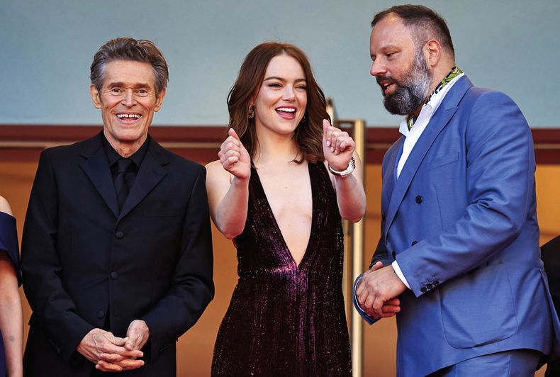 El actor Willem Dafoe y la actriz Emma Stone asistieron a la proyección de la película Kinds of kindness, junto con su director y guionista, el griego Yorgos Lanthimos. Foto: Valery Hache, AFP