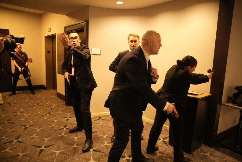 Personal de seguridad permanece en alerta tras escuchar disparos en la cena de la Asociación de Corresponsales de la Casa Blanca, a la que asisten el presidente de Estados Unidos, Donald Trump, y la primera dama, Melania Trump, en Washington, D.C., EE. UU., el 25 de abril de 2026. 