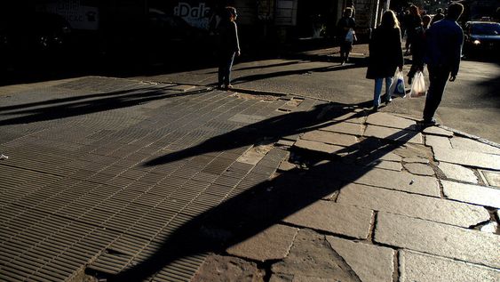 Avenida 18 de Julio al atardecer. Foto: Javier Calvelo / adhocFotos