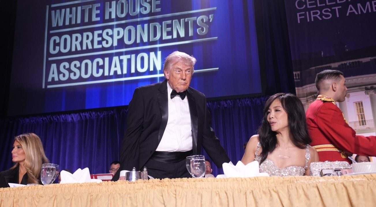 Donald y Melania Trump previo a ser evacuados de la cena anual de la Asociación de Corresponsales de la Casa Blanca.