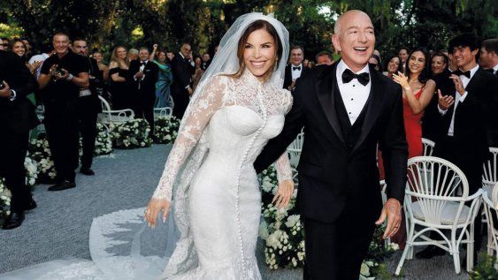 Lauren Sánchez llevó un vestido de Dolce&Gabbana inspirado en el que usó Sophia Loren en la película Houseboat, mientras que Bezos optó por un clásico esmoquin de Armani Lauren Sánchez llevó un vestido de Dolce&Gabbana inspirado en el que usó Sophia Loren en la película Houseboat, mientras que Bezos optó por un clásico esmoquin de Armani