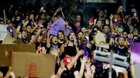 Marcha por el Día Internacional de la Mujer en la avenida 18 de Julio.