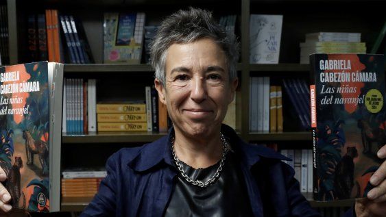 Gabriela Cabezón Cámara posando durante una entrevista con EFE en Ciudad de México.