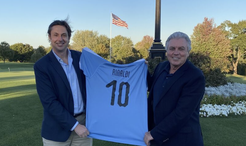 Luigi Rinaldi, a la derecha, junto a Andrés Durán, quien fue embajador de Uruguay en Estados Unidos hasta abril.