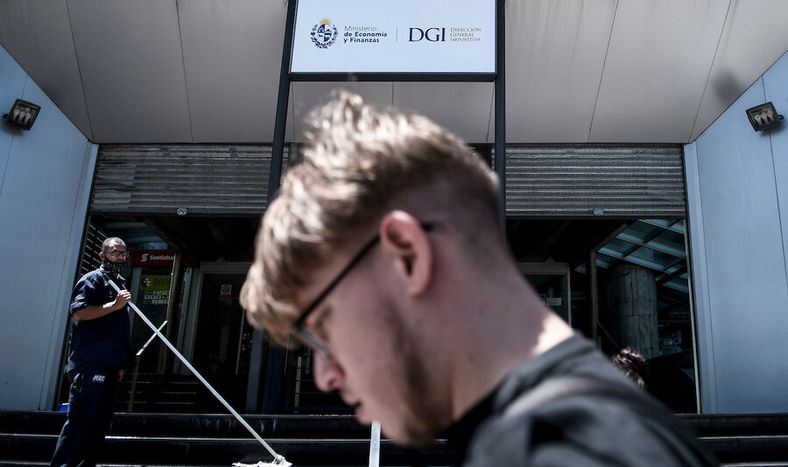 Sede de la DGI en Montevideo. Foto: Javier Calvelo / adhocFOTOS