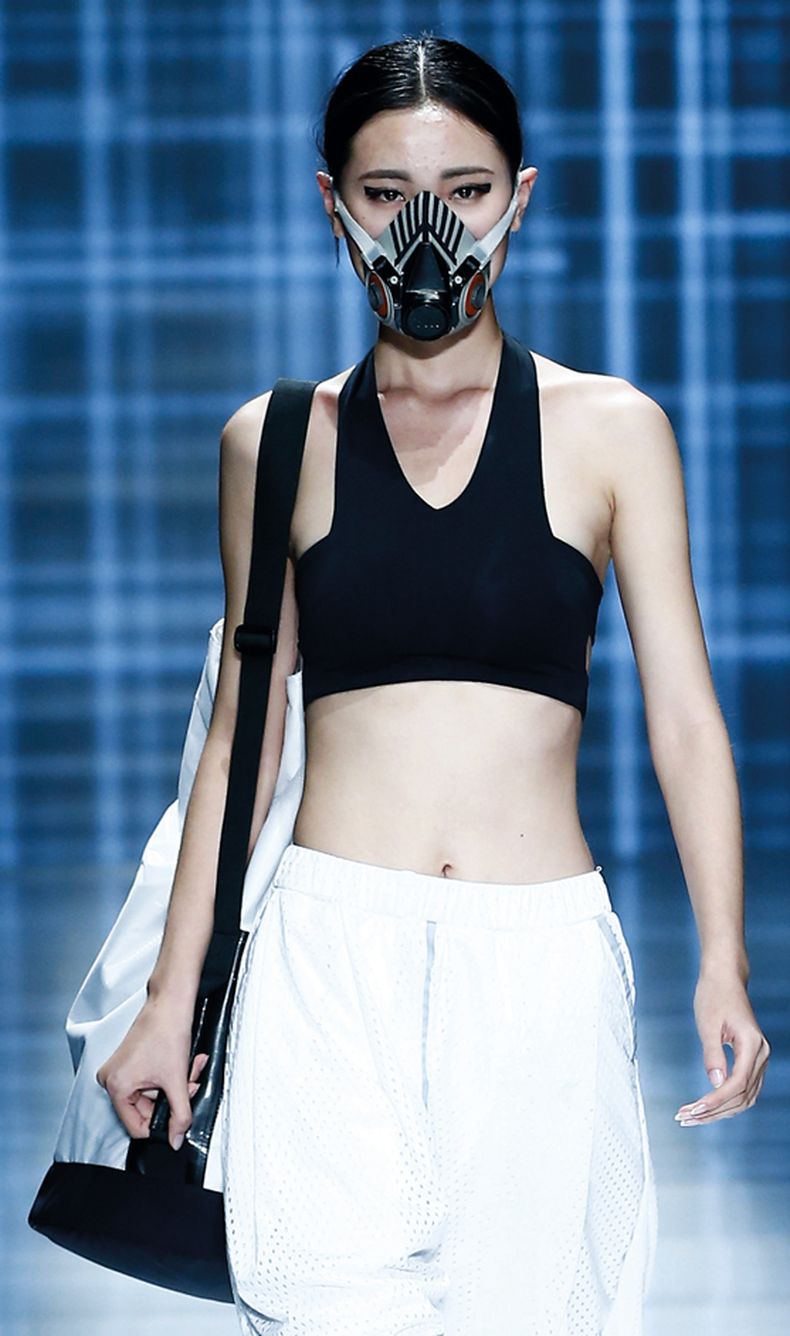 En 2014 los diseñadores chinos Masha Maand y Yin Peng incluyeron máscaras faciales en sus colecciones que presentaron en Paris Fashion Week y China Fashion Week respectivamente.