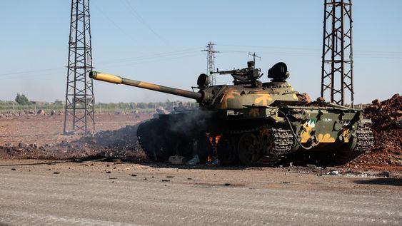 Un tanque dañado fue alcanzado por un ataque aéreo israelí cerca de Al Mazraa, en las afueras de la ciudad de Sweida (Suwayda), de mayoría drusa, en el sur de Siria, el 14 de julio de 2025